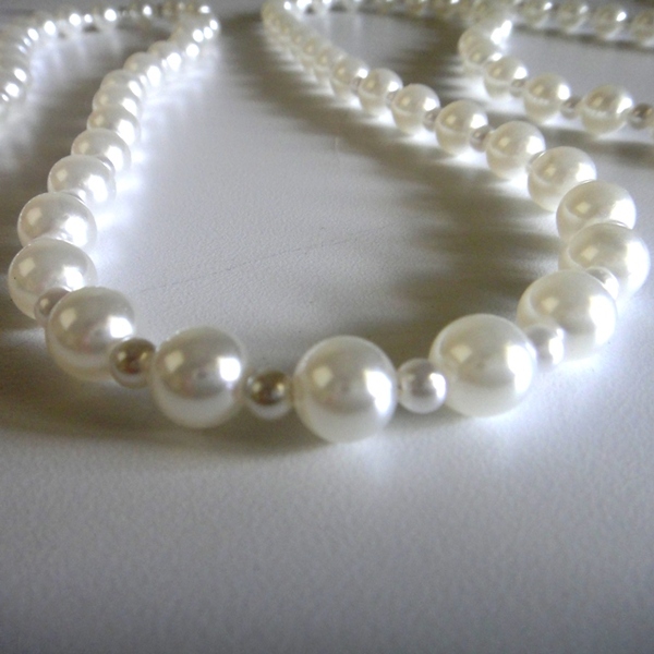 1 7m long string of white acrylic large small pearls 1 7m long string of white acrylic large small pearls